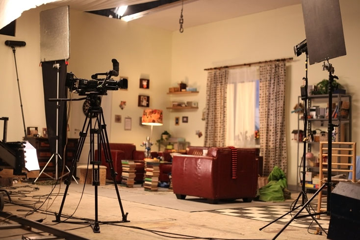 Veja a imagem e pense comigo, o que tem a ver produção de vídeo com criação de site? Absolutamente nada. A única semelhança talvez seja que ambos utilizam computadores, mas até genicologistas utilizam computadores para fazer ultrassom e nunca conheci nenhum que trabalhasse com vídeos empresariais.