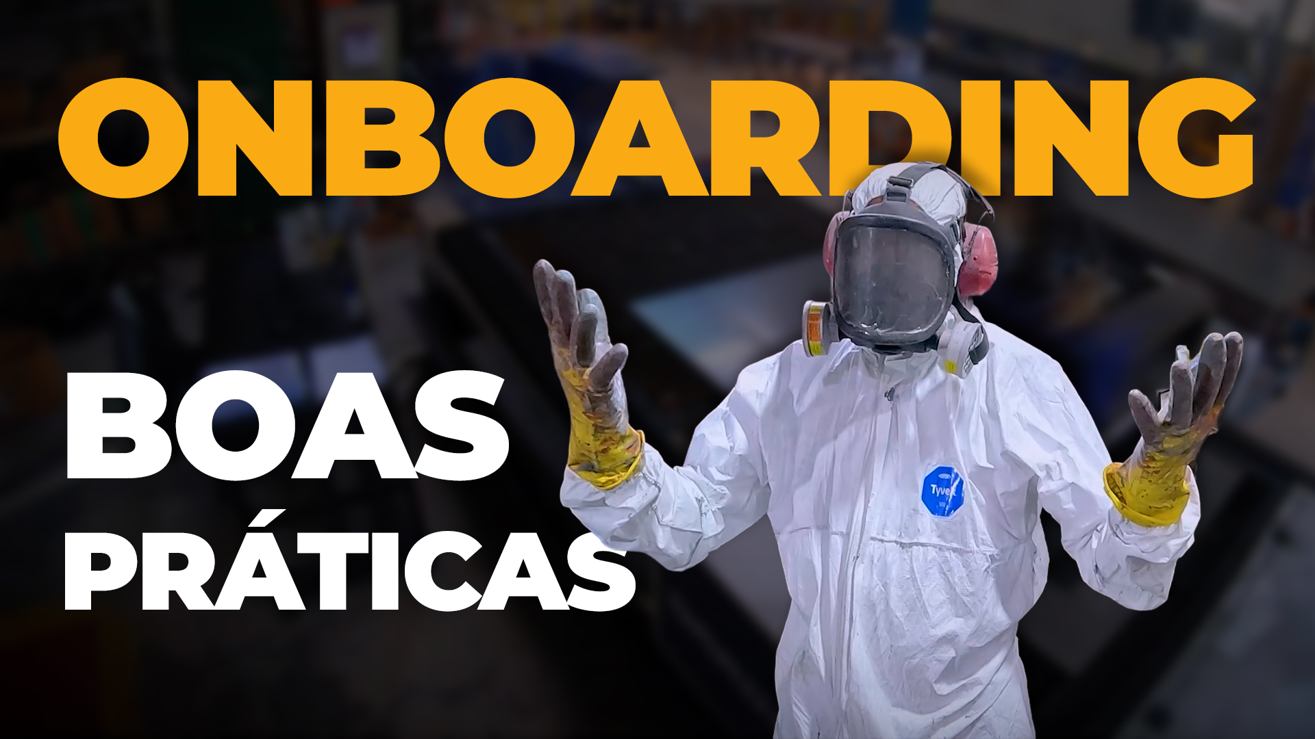 Trabalhador industrial usando EPI completo com o texto Onboarding Boas Práticas. Exemplo de vídeo de integração.